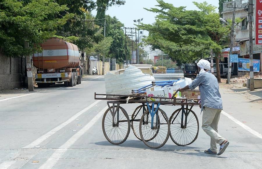 ಲಾಕ್‌ಡೌನ್ ನಡುವೆಯೇ ದಾವಣಗೆರೆಯ ಶಾಮನೂರು ರಸ್ತೆಯಲ್ಲಿ ಗುಜರಿ ವ್ಯಾಪಾರಿಯೊಬ್ಬ ತನ್ನ ನಿತ್ಯದ ಕಾಯಕದಲ್ಲಿ ತೊಡಗಿರುವುದು ಕಂಡು ಬಂತು–ಪ್ರಜಾವಾಣಿ ಚಿತ್ರ/ ಸತೀಶ ಬಡಿಗೇರ್