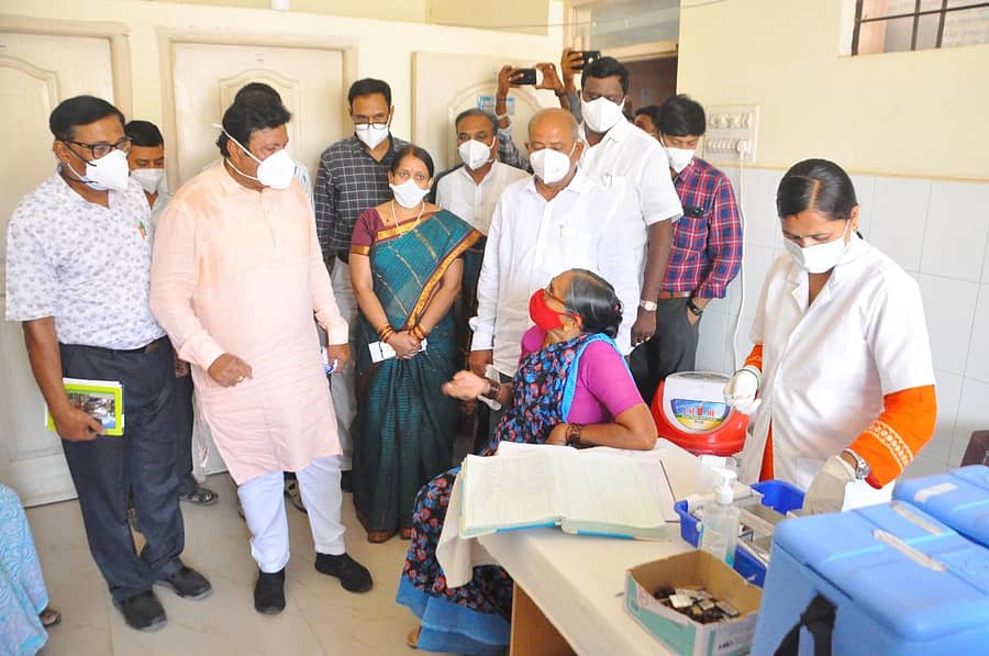 ಕೊಪ್ಪಳ ಜಿಲ್ಲಾ ಆಸ್ಪತ್ರೆಯ ಕೋವಿಡ್‌ ಲಸಿಕಾ ಕೇಂದ್ರಕ್ಕೆ ಸಚಿವ ಬಿ.ಸಿ.ಪಾಟೀಲ್ ಗುರುವಾರ ಭೇಟಿ ನೀಡಿ ಸಾರ್ವಜನಿಕರಿಗೆ ಧೈರ್ಯ ತುಂಬಿದರು. ಸಂಸದ ಸಂಗಣ್ಣ ಕರಡಿ, ಶಾಸಕ ಕೆ.ರಾಘವೇಂದ್ರ ಹಿಟ್ನಾಳ, ಪರಣ್ಣ ಮುನವಳ್ಳಿ ಇದ್ದರು