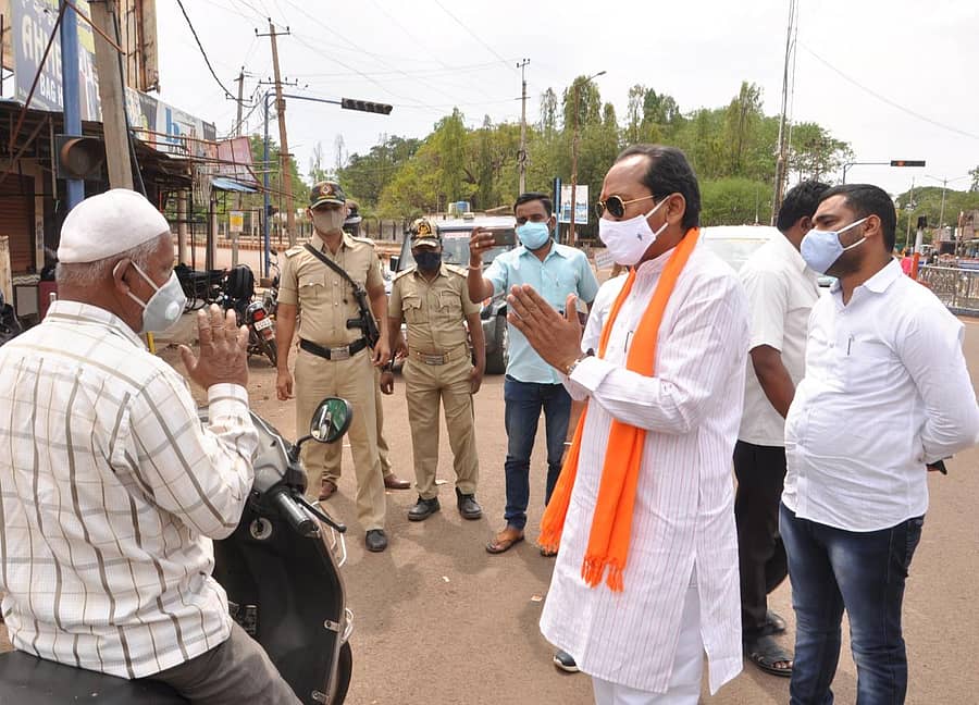 ಬೀದರ್ನಲ್ಲಿ ಗುರುವಾರ ಬೈಕ್ ಮೇಲೆ ಹೊರಟಿದ್ದ ವ್ಯಕ್ತಿಯೊಬ್ಬರಿಗೆ ಕೋವಿಡ್ ನಿಯಂತ್ರಣಕ್ಕಾಗಿ ಮನೆಯಲ್ಲೇ ಇರುವಂತೆ ಜಿಲ್ಲಾ ಉಸ್ತುವಾರಿ ಸಚಿವ ಪ್ರಭು ಚವಾಣ್ ಕೈ ಮುಗಿದು ಮನವಿ ಮಾಡಿದರು