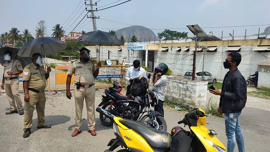 ಜಿಲ್ಲಾ ಕಾರಾಗೃಹದ ಮುಂಭಾಗ ಪೊಲೀಸರು ವಾಹನಗಳ ತಪಾಸಣೆ ನಡೆಸಿದರು