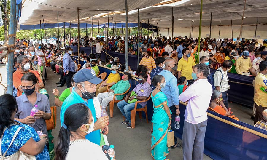 ಮುಂಬೈನಲ್ಲಿ ಕೋವಿಡ್‌–19 ಲಸಿಕೆ ಹಾಕಿಸಿಕೊಳ್ಳಲು ಸೇರಿರುವ ಜನರು