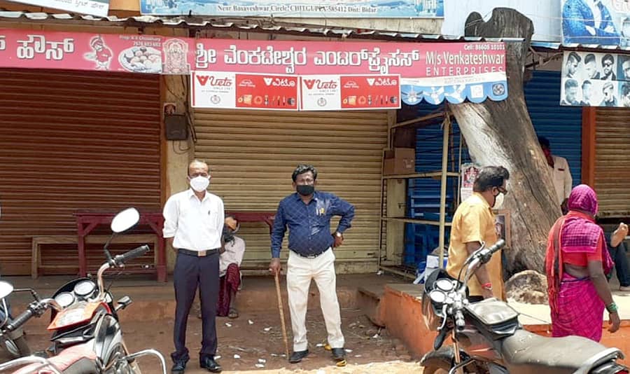 ಚಿಟಗುಪ್ಪ ಪಟ್ಟಣದಲ್ಲಿ ಗುರುವಾರ ಅಂಗಡಿಗಳು ಮುಚ್ಚಿಸಿ ನಾಗರಿಕರನ್ನು ಚದುರಿಸಲು ಪುರಸಭೆ ಸಿಬ್ಬಂದಿ ಲಾಠಿ ಹಿಡಿದರು