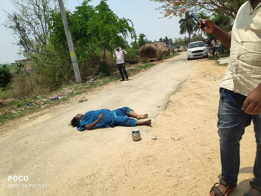 ಮಹಿಳೆಯೊಬ್ಬರ ಶವ ಗ್ರಾಮದ ನಡುರಸ್ತೆಯಲ್ಲೇ ಅನಾಥವಾಗಿ ಬಿದ್ದಿತ್ತು