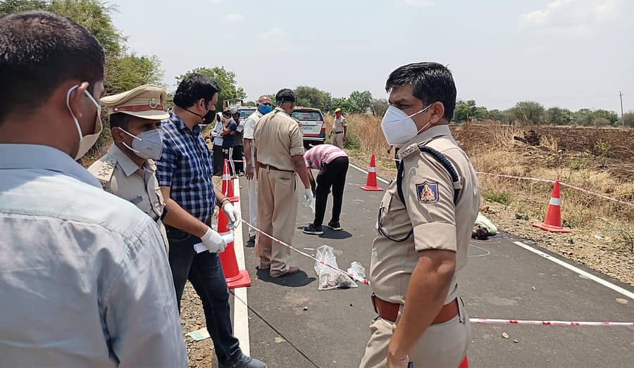 ಭಾಲ್ಕಿ ತಾಲ್ಲೂಕಿನ ತಳವಾಡ(ಕೆ)-ಲೆಕ್ಚರ್ ಕಾಲೊನಿಯ ರಸ್ತೆಯಲ್ಲಿ ಕೊಲೆಯಾದ ಸ್ಥಳಕ್ಕೆ ಎಎಸ್ಪಿ ಗೋಪಾಲ ಬ್ಯಾಕೋಡ್, ಡಿವೈಎಸ್ಪಿ ಡಾ.ದೇವರಾಜ ಬಿ. ಭೇಟಿ ನೀಡಿ ಪರಿಶೀಲನೆ ನಡೆಸಿದರು