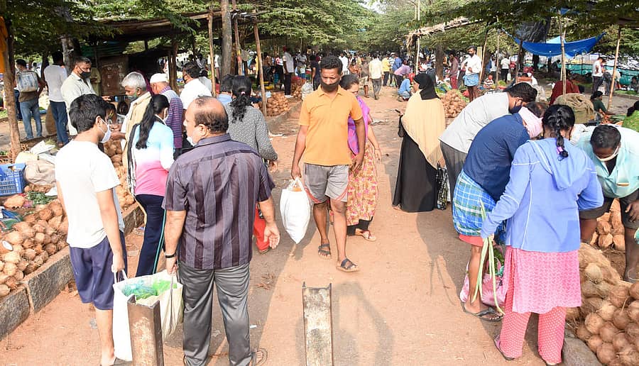 ಮೈಸೂರಿನ ಎಂ.ಜಿ.ರಸ್ತೆಯ ತರಕಾರಿ ಮಾರುಕಟ್ಟೆಯಲ್ಲಿ ಗುರುವಾರ ಬೆಳಿಗ್ಗೆ ಹೆಚ್ಚಿನ ಜನರು ಖರೀದಿ ಭರಾಟೆಯಲ್ಲಿ ತೊಡಗಿದ್ದರು