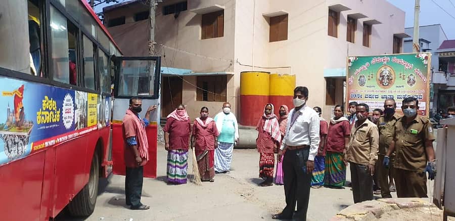 ದಾವಣಗೆರೆ ಪೌರಕಾರ್ಮಿಕರಿಗೆ ಲಾಕ್‌ಡೌನ್ ಸಂದರ್ಭದಲ್ಲಿ ಸ್ವಚ್ಛತೆಗೆ ತೆರಳಲು ಪಾಲಿಕೆಯಿಂದ ಬಸ್‌ ವ್ಯವಸ್ಥೆ ಮಾಡಲಾಯಿತು