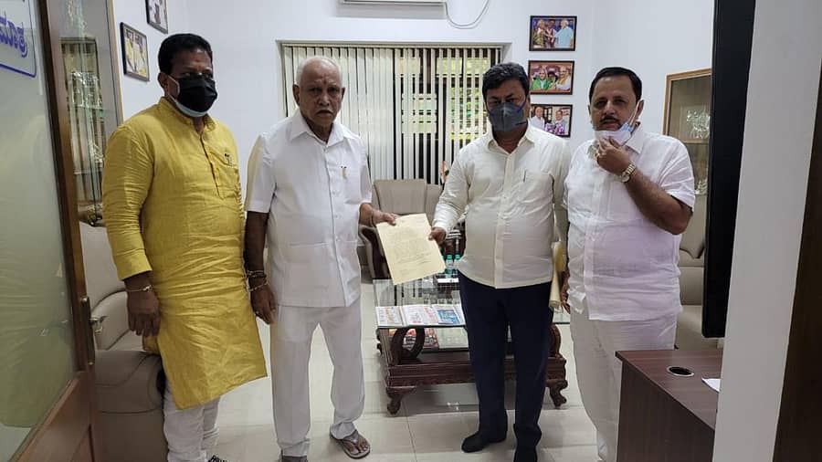 ಲಾಕ್‌ಡೌನ್‌ ಸಡಿಲಿಸಿ ಮಧ್ಯಾಹ್ನ 3ರ ವರೆಗೆ ಅವಕಾಶ ನೀಡಬೇಕು ಎಂದು ಮುಖ್ಯಮಂತ್ರಿಗಳ ರಾಜಕೀಯ ಕಾರ್ಯದರ್ಶಿ ಎಂ.ಪಿ. ರೇಣುಕಾಚಾರ್ಯ ಅವರು ಮುಖ್ಯಮಂತ್ರಿ ಬಿ.ಎಸ್. ಯಡಿಯೂರಪ್ಪ ಅವರಿಗೆ ಮನವಿ ಸಲ್ಲಿಸಿದರು. ಶಾಸಕರಾದ ಮಾಡಾಳ್‌ ವಿರೂಪಾಕ್ಷಪ್ಪ, ವಿಶ್ವನಾಥ್‌ ಇದ್ದರು