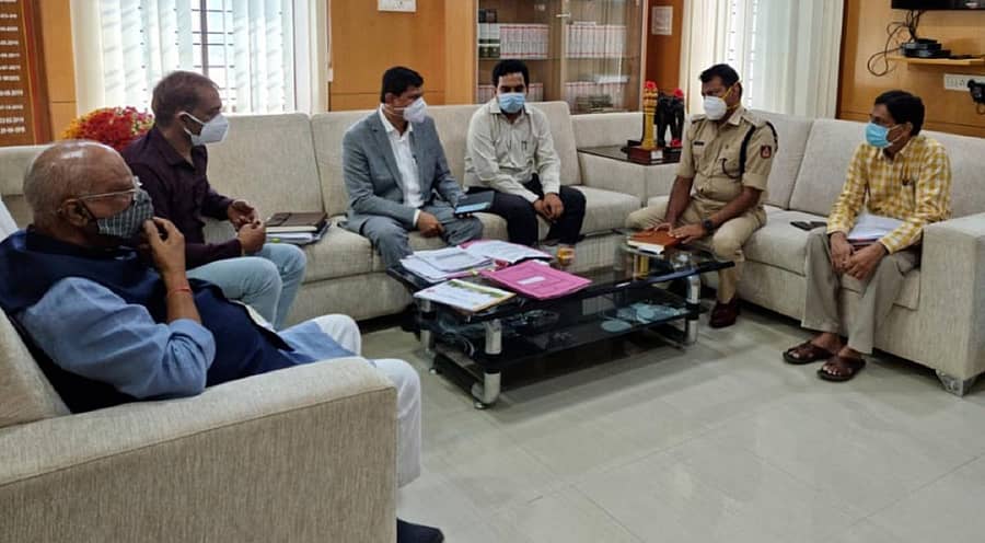 ದಾವಣಗೆರೆ ಜಿಲ್ಲಾಧಿಕಾರಿ ಕಚೇರಿಯಲ್ಲಿ ಅಧಿಕಾರಿಗಳ ಜತೆಗೆ ಸಂಸದ ಜಿ.ಎಂ. ಸಿದ್ದೇಶ್ವರ ಅನೌಪಚಾರಿಕವಾಗಿ ಮಾತುಕತೆ ನಡೆಸಿದರು.