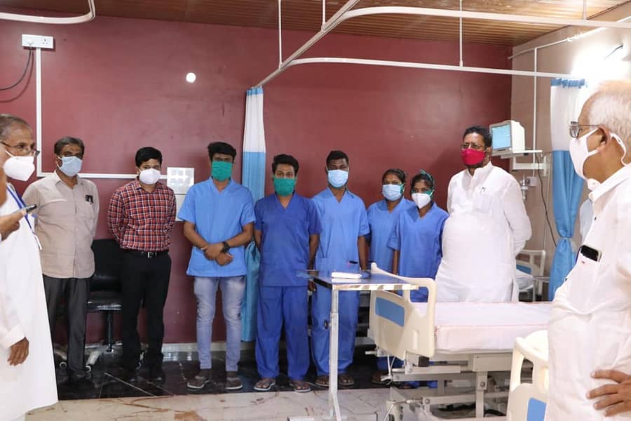 ವಿಜಯಪುರ ನಗರದ ಸೊಲ್ಲಾಪುರ ರಸ್ತೆಯ ಜೈನ್ ಕಾಲೇಜಿನಲ್ಲಿ ಶ್ರೀ ಸಿದ್ಧೇಶ್ವರ ಸಂಸ್ಥೆ, ಜೈನ್ ಫೌಂಡೇಶನ್ ಹಾಗೂ ಸಿದ್ಧಸಿರಿ ಸೌಹಾರ್ದ ಸಹಕಾರಿ ಸಂಘದ ಸಹಭಾಗಿತ್ವದಲ್ಲಿ ಶುಕ್ರವಾರದಿಂದ ಆರಂಭವಾದ ಕೋವಿಡ್ ಆರೈಕೆ ಕೇಂದ್ರವನ್ನು ಶಾಸಕ ಬಸನಗೌಡ ಪಾಟೀಲ ಯತ್ನಾಳ ವೀಕ್ಷಿಸಿ, ವೈದ್ಯ ಸಿಬ್ಬಂದಿಯೊಂದಿಗೆ ಚರ್ಚಿಸಿದರು