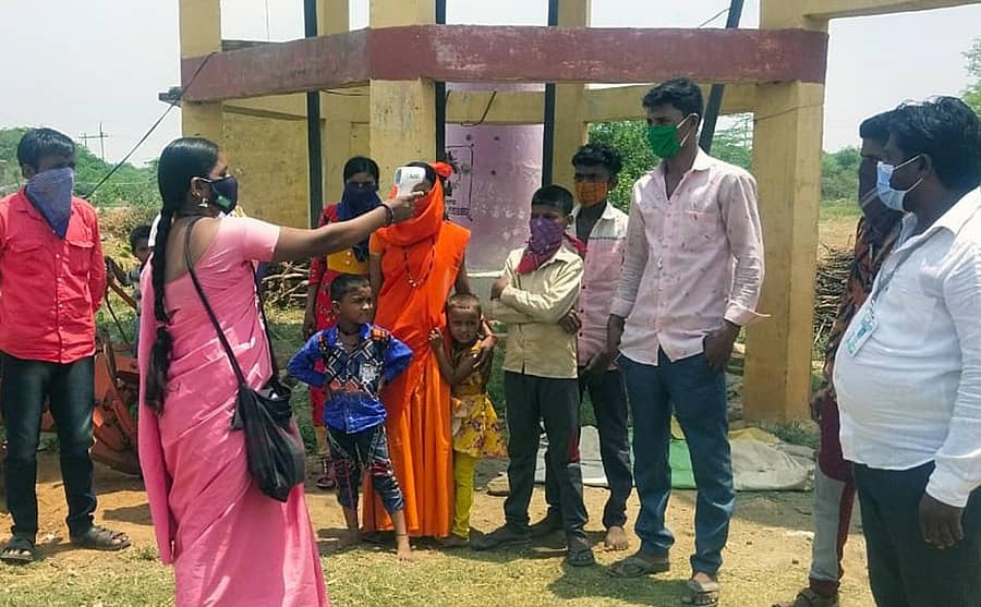 ಲಿಂಗಸುಗೂರು ತಾಲ್ಲೂಕು ಗೋನವಾಟ್ಲ ತಾಂಡಾಕ್ಕೆ ನಗರ ಪ್ರದೇಶಗಳಿಂದ ಬಂದ ಕೂಲಿ ಕಾರ್ಮಿಕರನ್ನು ಆಶಾ ಕಾರ್ಯಕರ್ತೆ ತಪಾಸಣೆಗೆ ಒಳಪಡಿಸಿದರು