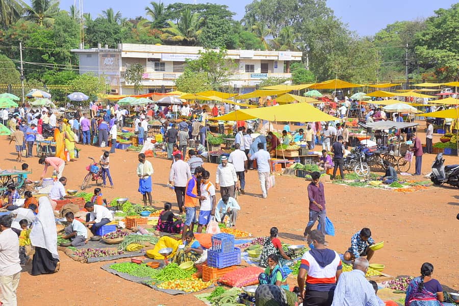 ಹಾವೇರಿ ನಗರದ ಮುನ್ಸಿಪಲ್ ಹೈಸ್ಕೂಲ್ ಮೈದಾನದಲ್ಲಿ ಶುಕ್ರವಾರ ನಡೆದ ತರಕಾರಿ ಸಂತೆಯಲ್ಲಿ ಕಂಡ ಜನಸಂದಣಿಯ ದೃಶ್ಯ