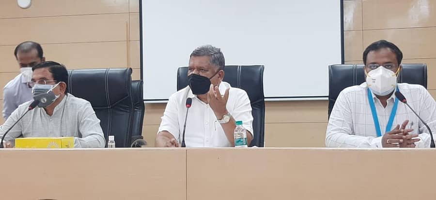 ಧಾರವಾಡದ ಜಿಲ್ಲಾಧಿಕಾರಿ ಕಚೇರಿ ಸಭಾಭವನದಲ್ಲಿ ಶುಕ್ರವಾರ ನಡೆದ ಸಭೆಯಲ್ಲಿ ಜಗದೀಶ ಶೆಟ್ಟರ್ ಮಾತನಾಡಿದರು. ಪ್ರಲ್ಹಾದ ಜೋಶಿ ಮತ್ತು ನಿತೇಶ್ ಕೆ. ಪಾಟೀಲ ಇದ್ದಾರೆ.