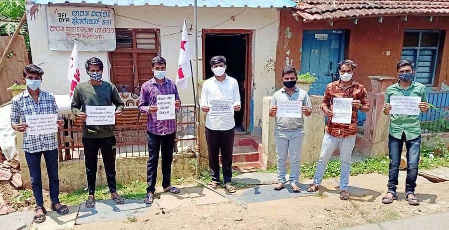 ಹಾವೇರಿ ನಗರದಲ್ಲಿ ಶುಕ್ರವಾರ ಎಸ್ಎಫ್ಐ ಕಾರ್ಯಕರ್ತರು ಪೋಸ್ಟರ್ ಪ್ರದರ್ಶಿಸಿ, ಸರ್ವರಿಗೂ ಉಚಿತ ಲಸಿಕೆ ನೀಡಿ ಎಂದು ಒತ್ತಾಯಿಸಿದರು