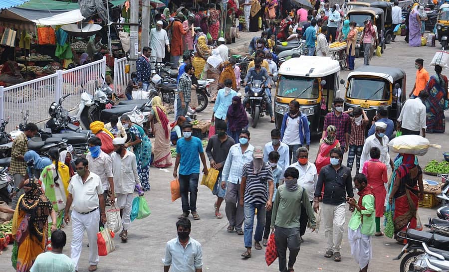 ವಿಜಯಪುರ ನಗರದಲ್ಲಿ ಮಾರುಕಟ್ಟೆಯಲ್ಲಿ ಶುಕ್ರವಾರ ಬೆಳಿಗ್ಗೆ ಕಂಡುಬಂದ ದೃಶ್ಯ