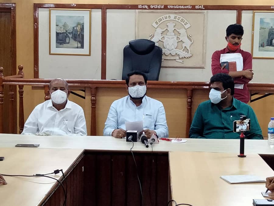 ರಾಯಚೂರು ಜಿಲ್ಲಾಧಿಕಾರಿ ಕಚೇರಿಯಲ್ಲಿ ಜಿಲ್ಲಾ ಉಸ್ತುವಾರಿ ಸಚಿವ ಲಕ್ಷ್ಮಣ ಸವದಿ ಅವರು ಕೋವಿಡ್ ನಿಯಂತ್ರಣಕ್ಕೆ ಸಂಬಂಧಿಸಿದಂತೆ ಶುಕ್ರವಾರ ಅಧಿಕಾರಿಗಳ ಸಭೆ ನಡೆಸಿದರು