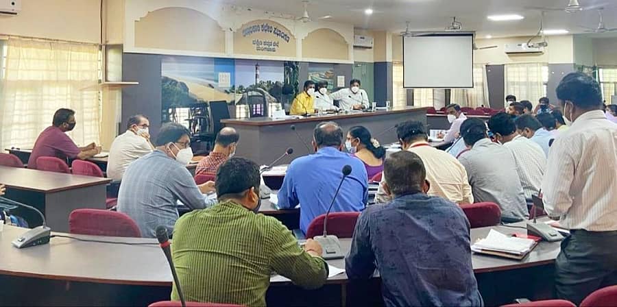 ಜಿಲ್ಲಾ ಉಸ್ತುವಾರಿ ಸಚಿವ ಕೋಟ ಶ್ರೀನಿವಾಸ ಪೂಜಾರಿ ಅವರು ಕೋವಿಡ್ ಸಂಬಂಧ ಚರ್ಚಿಸಲು ಅಧಿಕಾರಿಗಳ ಸಭೆ ನಡೆಸಿದರು.