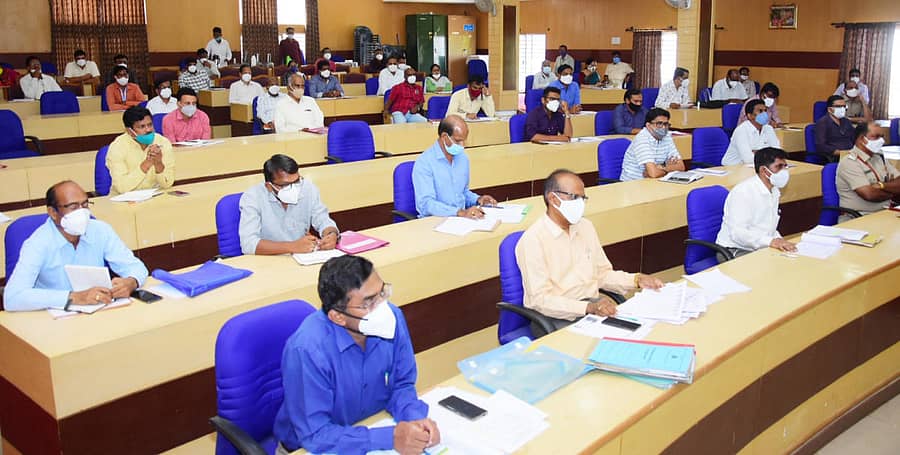 ಹಾವೇರಿ ಜಿಲ್ಲಾ ಪಂಚಾಯಿತಿ ಸಭಾಂಗಣದಲ್ಲಿ ಶುಕ್ರವಾರ ಜಿಲ್ಲಾ ಉಸ್ತುವಾರಿ ಸಚಿವ ಬಸವರಾಜ ಬೊಮ್ಮಾಯಿ ನಡೆಸಿದ ಕೋವಿಡ್‌ ಕುರಿತ ಸಭೆಯಲ್ಲಿ ಭಾಗವಹಿಸಿದ್ದ ಅಧಿಕಾರಿಗಳು 