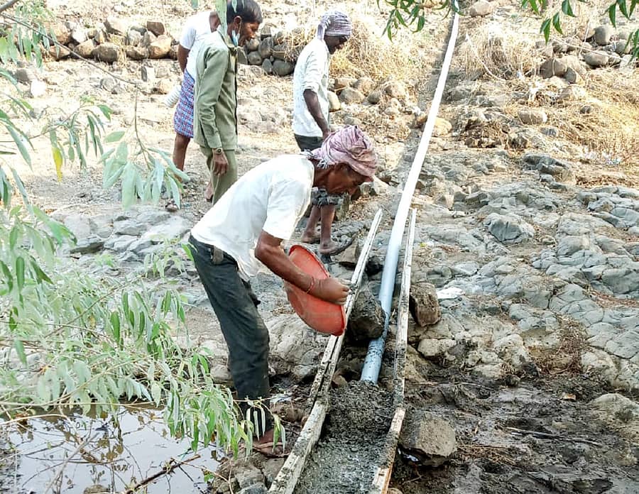 ಬಸವಕಲ್ಯಾಣ ತಾಲ್ಲೂಕಿನ ಏಕಲೂರನಲ್ಲಿ ನೀರು ಸರಬರಾಜು ಯೋಜನೆಯ ಪೈಪ್ ಲೈನ್ ದುರಸ್ತಿ ಕಾರ್ಯ ಕೈಗೊಂಡಿರುವುದು