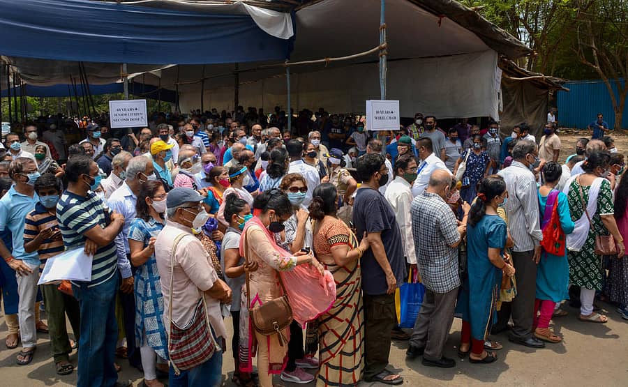 ಕೋವಿಡ್ ಲಸಿಕೆ ಹಾಕಿಸಿಕೊಳ್ಳಲು ಮುಂಬೈನ ಲಸಿಕೆ ಕೇಂದ್ರವೊಂದರ ಎದುರು ಸರತಿಯಲ್ಲಿ ನಿಂತಿದ್ದ ಜನರು – -ಪಿಟಿಐ ಚಿತ್ರ