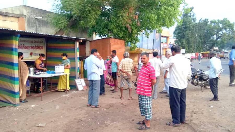 ನಿಪ್ಪಾಣಿ ತಾಲ್ಲೂಕಿನ ಬೇಡಕಿಹಾಳ ವೃತ್ತದಲ್ಲಿ ಉಚಿತ ಕಷಾಯ ವಿತರಣೆ ಮಾಡುತ್ತಿರುವ ಸಾಹಿತ್ಯ, ಸಂಸ್ಕೃತಿ ಮತ್ತು ಕೃಷಿ ವಿಚಾರ ವೇದಿಕೆಯವರು