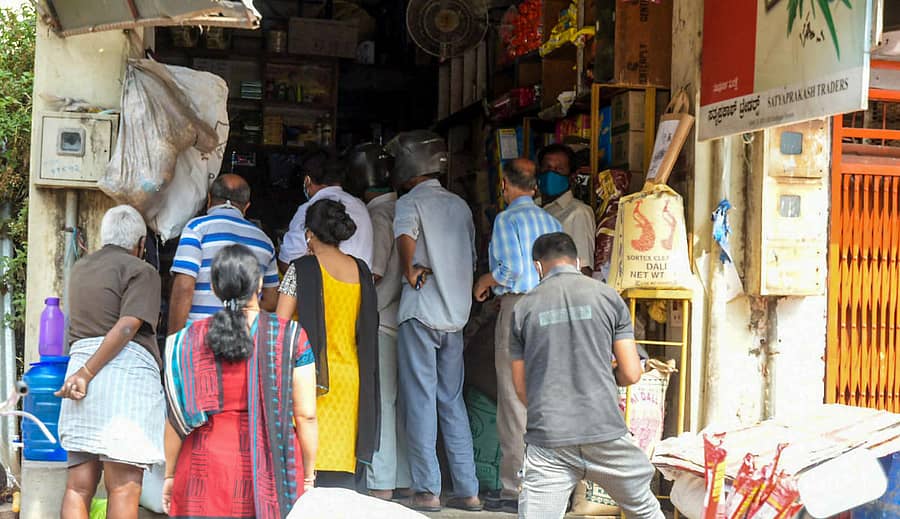 ಮೈಸೂರಿನಲ್ಲಿ ಶುಕ್ರವಾರ ದೇವರಾಜ ಮಾರುಕಟ್ಟೆಯ ಸಮೀಪದ ಅಂಗಡಿಯೊಂದರಲ್ಲಿ ಜನರು ಖರೀದಿ ಪ್ರಕ್ರಿಯೆಯಲ್ಲಿ ತೊಡಗಿದ್ದರು