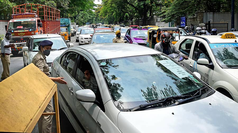 ನಗರದ ನೃಪತುಂಗ ರಸ್ತೆಯಲ್ಲಿ ಶುಕ್ರವಾರ ಲಾಕ್ಡೌನ್ ಉಲ್ಲಂಘಿಸಿ ರಸ್ತೆಗಿಳಿದ ವಾಹನಗಳನ್ನು ಪೊಲೀಸರು ತಡೆದು ತಪಾಸಣೆ ನಡೆಸಿದ್ದರಿಂದ ವಾಹನದಟ್ಟಣೆ ಉಂಟಾಗಿತ್ತು - ಪ್ರಜಾವಾಣಿ ಚಿತ್ರ/ ರಂಜು ಪಿ.