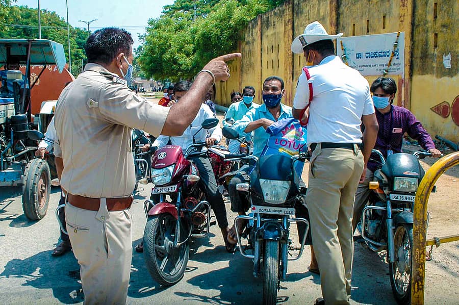 ಕೊಪ್ಪಳದ ಅಶೋಕ ವೃತ್ತದಲ್ಲಿ ಶುಕ್ರವಾರ ಅನವಶ್ಯಕವಾಗಿ ಹೊರಗಡೆ ಓಡಾಡುವವರನ್ನು ತಪಾಸಣೆಗೆ ಒಳಪಡಿಸುತ್ತಿರುವ ಪೊಲೀಸರು