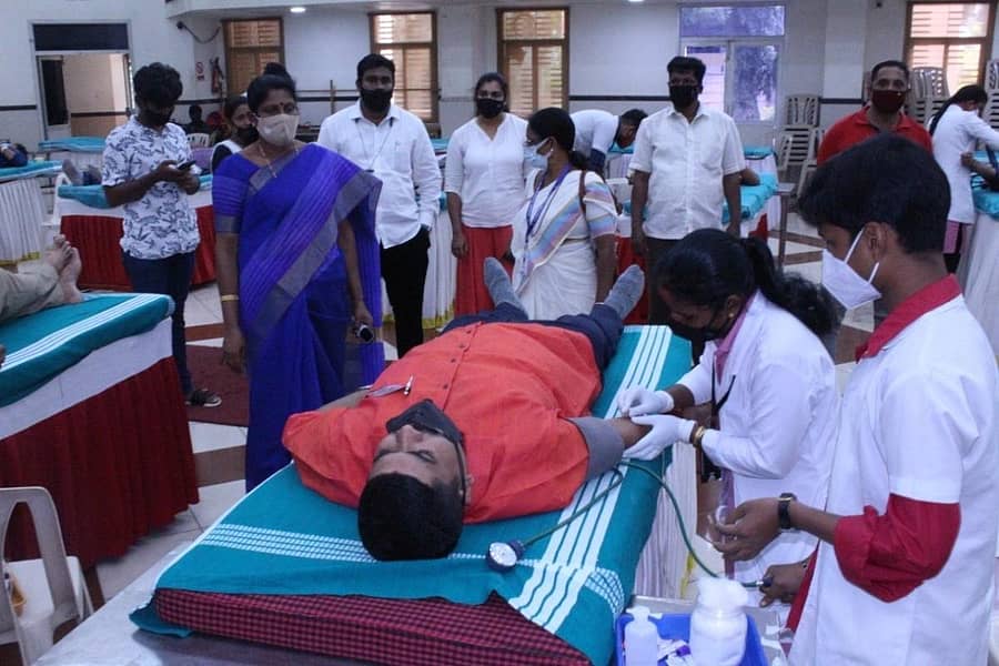 ಮಂಗಳೂರಿನಲ್ಲಿ ಆಯೋಜಿಸಿದ್ದ ರಕ್ತದಾನ ಶಿಬಿರದಲ್ಲಿ ಶಾಸಕ ವೇದವ್ಯಾಸ ಕಾಮತ್ ರಕ್ತದಾನ ಮಾಡಿದರು.