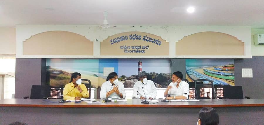 ಹಡೀಲು ಭೂಮಿಯಲ್ಲಿ ಕೃಷಿ ಚಟುವಟಿಕೆ ನಡೆಸುವ ಸಂಬಂಧ ಸಚಿವ ಕೋಟ ಶ್ರೀನಿವಾಸ ಪೂಜಾರಿ ಮಂಗಳೂರಿನಲ್ಲಿ ಅಧಿಕಾರಿಗಳ ಜತೆ ಚರ್ಚಿಸಿದರು.