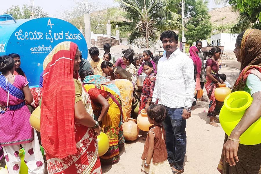 ಕವಿತಾಳದಲ್ಲಿ ಈಚೆಗೆ ವಿದ್ಯುತ್ ಸಮಸ್ಯೆಯಿಂದ ನೀರು ಸರಬರಾಜು ವ್ಯತ್ತಯವಾಗಿದ್ದರಿಂದ ಪಟ್ಟಣ ಪಂಚಾಯಿತಿ ಸದಸ್ಯ ಎಚ್.ಬಸವರಾಜ ಟ್ಯಾಂಕರ್ ಮೂಲಕ ನೀರು ಪೂರೈಸಿದರು