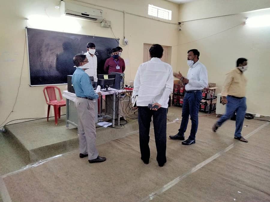 ರಾಯಚೂರು ಜಿಲ್ಲಾಧಿಕಾರಿ ಆರ್‌.ವೆಂಕಟೇಶ ಕುಮಾರ್‌ ಅವರು ಉಪಚುನಾವಣೆ ಮತಗಳ ಎಣಿಕೆ ಕೇಂದ್ರಕ್ಕೆ ಶುಕ್ರವಾರ ಭೇಟಿ ನೀಡಿ ಪರಿಶೀಲಿಸಿದರು