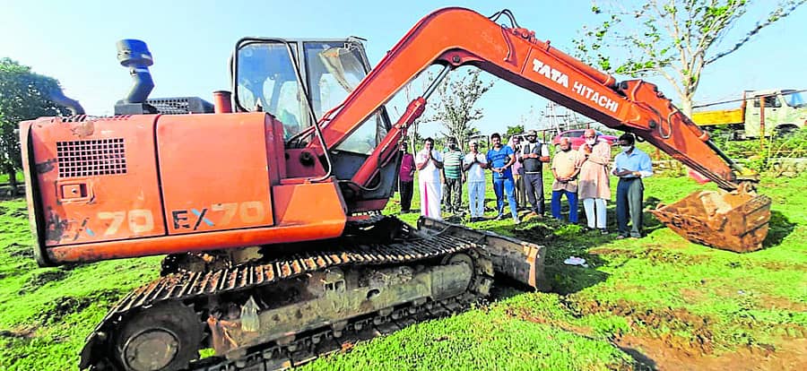 ಶಿವಮೊಗ್ಗ ವಾಜಪೇಯಿ ಬಡಾವಣೆಯ ಕ್ಯಾದಿಗೆಕಟ್ಟೆ ಕೆರೆಗೆ ಮರುಜೀವ ನೀಡುವ ಕೆಲಸಕ್ಕೆ ಶುಕ್ರವಾರ ಚಾಲನೆ ನೀಡಲಾಯಿತು.