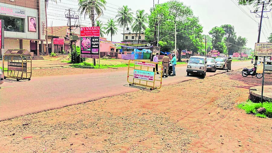 ಬೆಳ್ತಂಗಡಿಯಲ್ಲಿ ವಾಹನ ಸವಾರರನ್ನು ವಿಚಾರಿಸುತ್ತಿರುವ ಪೊಲೀಸರು.