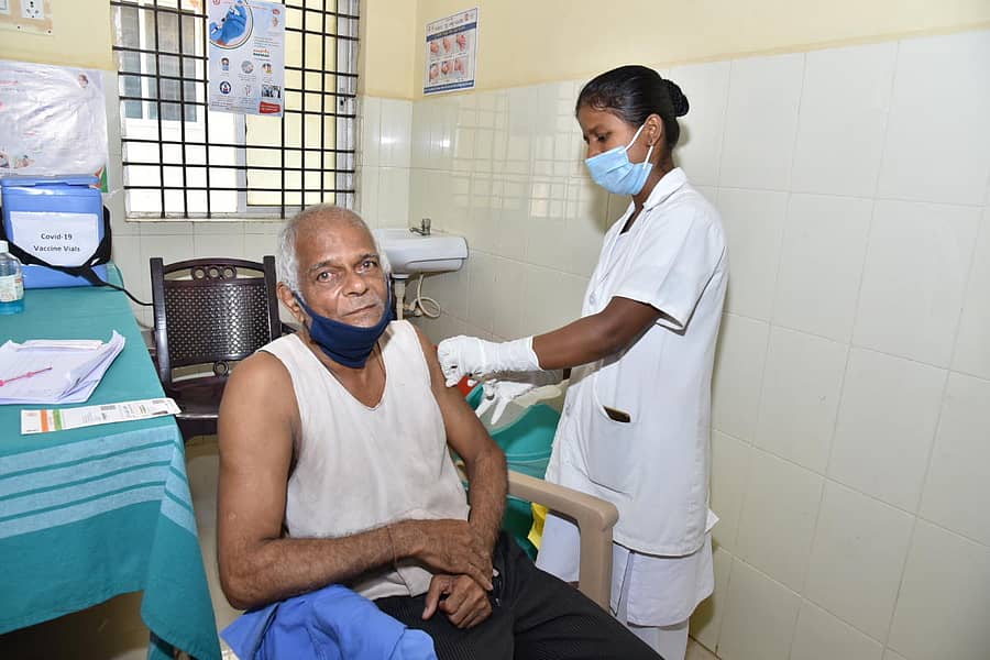 ಹಾವೇರಿ ಜಿಲ್ಲಾಸ್ಪತ್ರೆಯಲ್ಲಿ ಕೋವಿಡ್ ಲಸಿಕೆ ಹಾಕುತ್ತಿರುವ ದೃಶ್ಯ