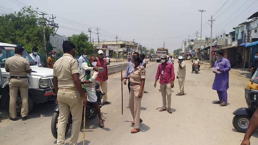 ಸಿರವಾರದಲ್ಲಿ ಶನಿವಾರ ಅನವಶ್ಯಕವಾಗಿ ಓಡಾಟ ನಡೆಸಿದ ವಾಹನ ಸವಾರರಿಗೆ ದಂಡ ವಿಧಿಸಲಾಯಿತು