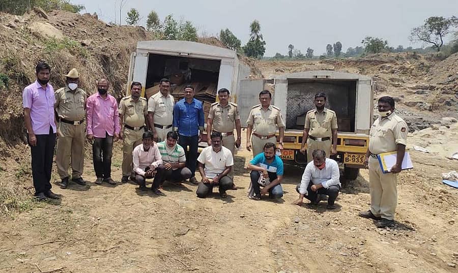 ಹಾನಗಲ್ ತಾಲ್ಲೂಕಿನ ನೆಗವಣಿಗೆ ಗ್ರಾಮದಲ್ಲಿ ಕಲ್ಲು ಕ್ವಾರಿ ಮೇಲೆ ಪೊಲೀಸರು ದಾಳಿ ನಡೆಸಿ, ಆರೋಪಿಗಳನ್ನು ಬಂಧಿಸಿದರು