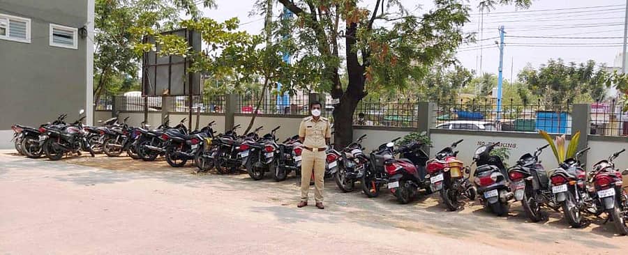 ಸಿಂಧನೂರಿನಲ್ಲಿ ಅನಗತ್ಯವಾಗಿ ಸಂಚರಿಸುವವರ ವಾಹನಗಳನ್ನು ಜಪ್ತಿ ಮಾಡಲಾಗಿದೆ