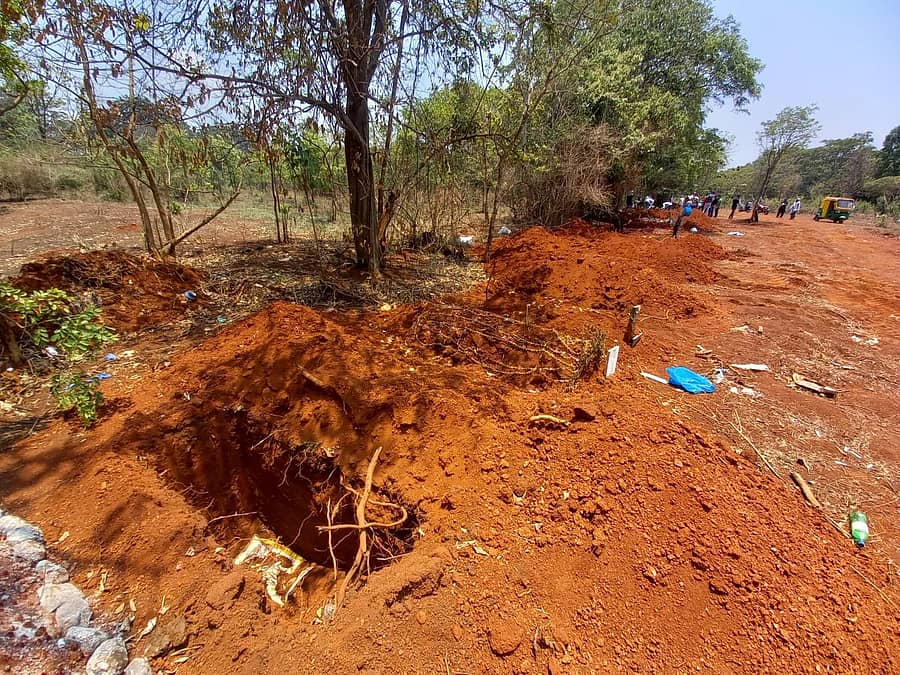 ಬೆಳಗಾವಿ ನಗರದ ಖಬರಸ್ತಾನದಲ್ಲಿ ಗುಂಡಿಗಳನ್ನು ತೆಗೆದಿರುವುದುಪ್ರಜಾವಾಣಿ ಚಿತ್ರ: ಏಕನಾಥ ಅಗಸಿಮನಿ