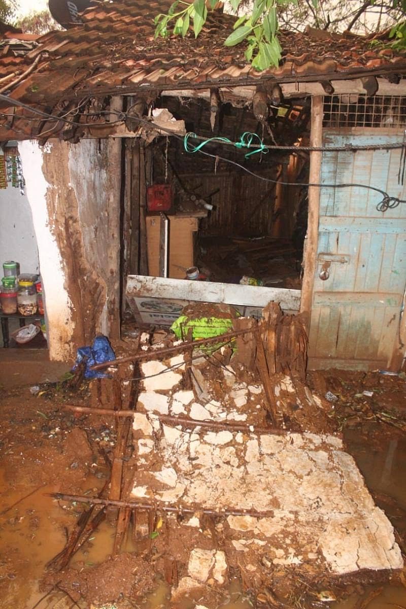 ಹಳೇ ಹುಬ್ಬಳ್ಳಿಯ ಹೆಗ್ಗೇರಿಯ ಜೆ.ಪಿ. ನಗರದಲ್ಲಿ ಯಲ್ಲುಬಾಯಿ ಸೋಳಂಕಿ ಎಂಬುವರ ಮನೆ ಕುಸಿದಿರುವುದು