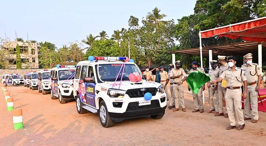 ‘ಒಂದು ಭಾರತ ಒಂದು ತುರ್ತು ಕರೆಸಂಖ್ಯೆ’ ಪರಿಕಲ್ಪನೆಯಡಿ ‘ಇ.ಆರ್.ಆರ್.ಎಸ್.ಎಸ್’ ವಾಹನಗಳ ಸಂಚಾರಕ್ಕೆ ಕಾರವಾರದಲ್ಲಿ ಎಸ್.ಪಿ. ಶಿವಪ್ರಕಾಶ ದೇವರಾಜು ಶನಿವಾರ ಚಾಲನೆ ನೀಡಿದರು