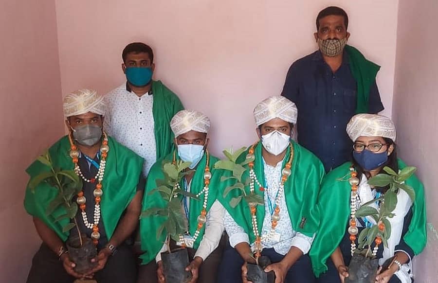 ಕಾರ್ಮಿಕರ ದಿನಾಚರಣೆ ಅಂಗವಾಗಿ ಆರೋಗ್ಯ ಇಲಾಖೆ ಸಿಬ್ಬಂದಿಯನ್ನು ರಾಜ್ಯ ರೈತ ಸಂಘ ಮತ್ತು ಹಸಿರು ಸೇನೆ ವತಿಯಿಂದ ಕೋಲಾರದಲ್ಲಿ ಶನಿವಾರ ಸನ್ಮಾನಿಸಲಾಯಿತು.