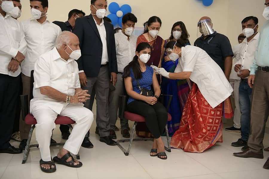ಕೋವಿಡ್‌ ಲಸಿಕೆ ನೀಡುವ ಅಭಿಯಾನಕ್ಕೆ ಮುಖ್ಯಮಂತ್ರಿ ಬಿ.ಎಸ್‌. ಯಡಿಯೂರಪ್ಪ ಅವರು ಶನಿವಾರ ಸಾಂಕೇತಿಕವಾಗಿ ಚಾಲನೆ ನೀಡಿದರು.