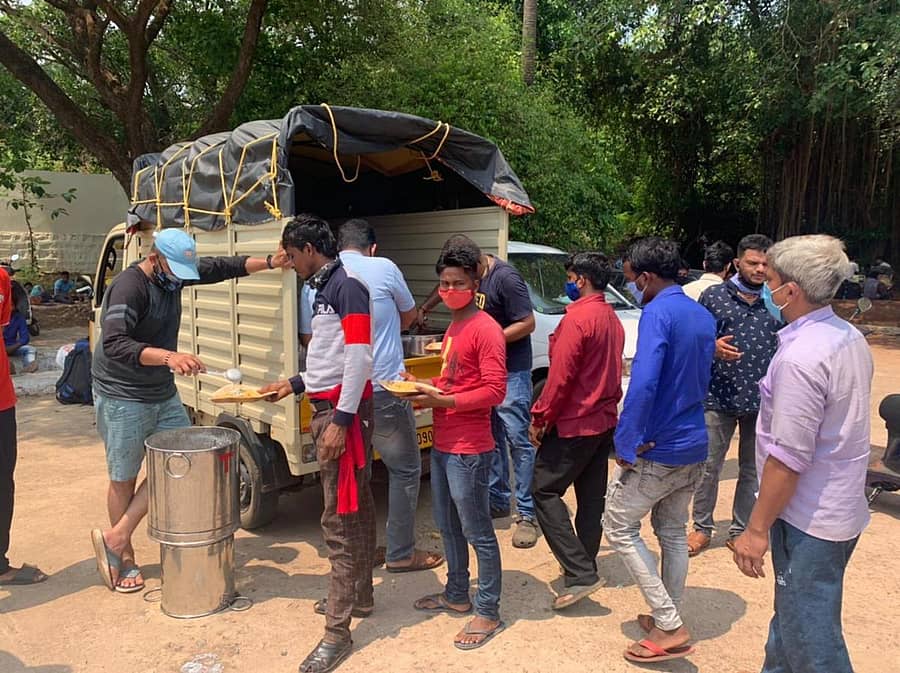 ಶಾಸಕ ವೇದವ್ಯಾಸ ಕಾಮತ್ ಅವರ ಸೇವಾಂಜಲಿ ಟ್ರಸ್ಟ್ ಮೂಲಕ ರೈಲು ನಿಲ್ದಾಣದಲ್ಲಿ ಉಳಿದಿದ್ದ ಜನರಿಗೆ ಊಟದ ವ್ಯವಸ್ಥೆ ಮಾಡಲಾಯಿತು.