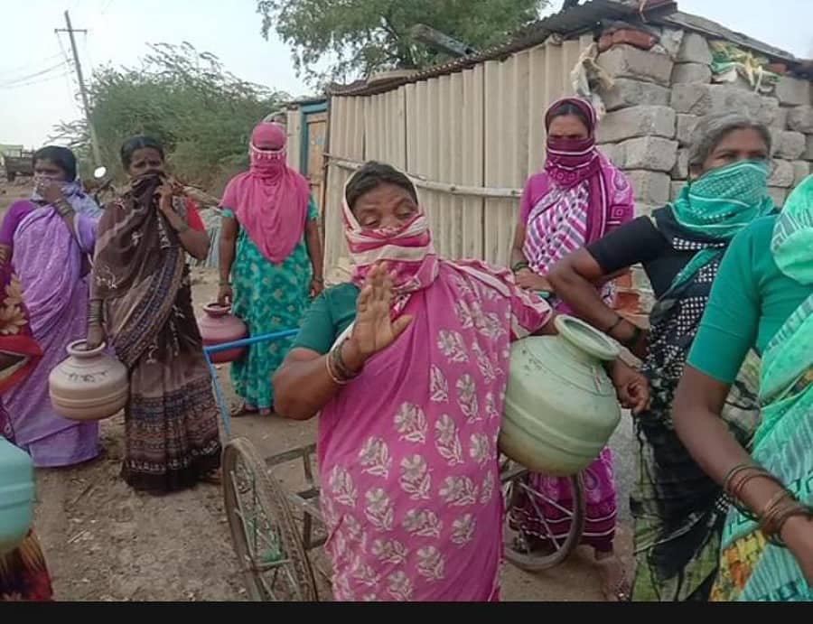 ಅಳವಂಡಿ ಸಮೀಪದ ಕವಲೂರು ಗ್ರಾಮ ಪಂಚಾಯಿತಿ ವ್ಯಾಪ್ತಿಗೆ ಬರುವ ಗುಡಗೇರಿ ಗ್ರಾಮದಲ್ಲಿ ನೀರಿಗಾಗಿ ಕಾದು ನಿಂತ ಮಹಿಳೆಯರು
