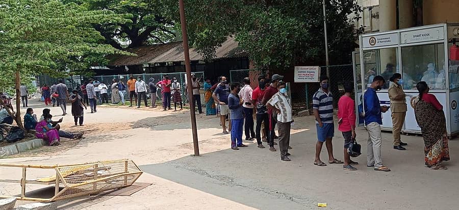 ಕೋವಿಡ್‌ ಪರೀಕ್ಷೆಗೆ ಮಿಮ್ಸ್‌ ಆಸ್ಪತ್ರೆ  ಎದುರು ಜನರು ಸಾಲುಗಟ್ಟಿ ನಿಂತಿರುವುದು