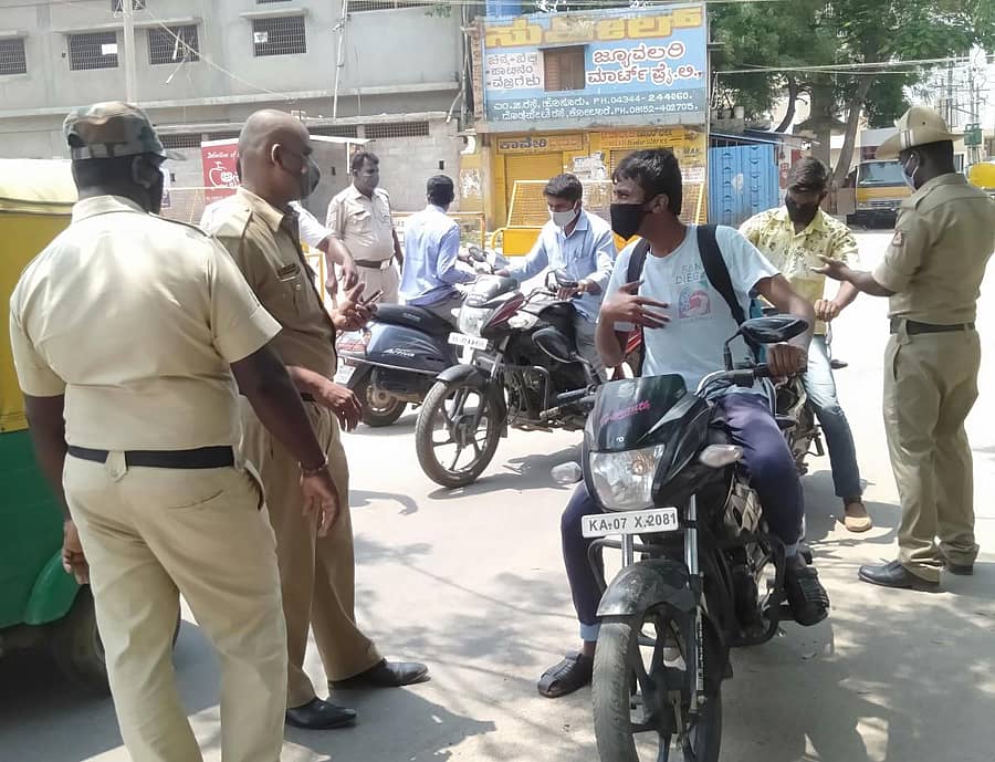 ಕೋಲಾರದಲ್ಲಿ ಲಾಕ್‌ಡೌನ್‌ ಆದೇಶ ಉಲ್ಲಂಘಿಸಿ ಮನೆಯಿಂದ ಹೊರಬಂದು ಸುತ್ತಾಡುವ ಬೈಕ್‌ ಸವಾರರನ್ನು ಪೊಲೀಸರು ತಡೆದು ವಿಚಾರಣೆ ನಡೆಸುತ್ತಿರುವುದು.