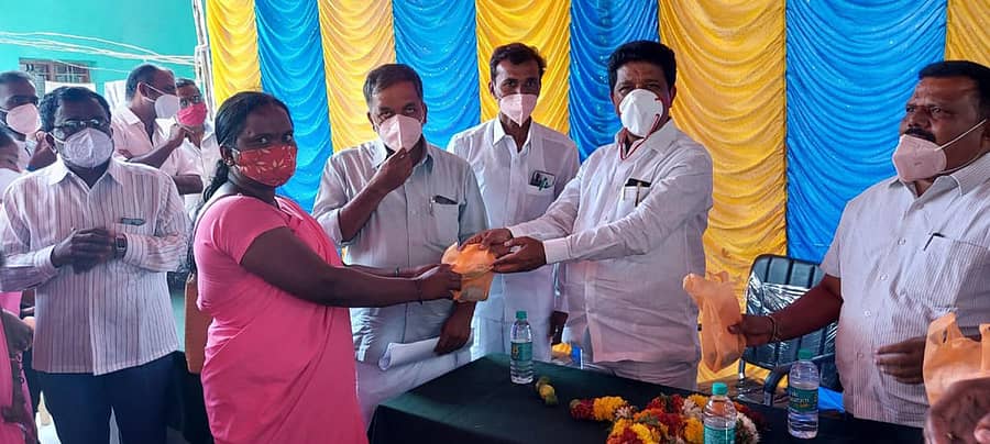 ಚಳ್ಳಕೆರೆ ತಾಲ್ಲೂಕಿನ ರಾಮಜೋಗಿಹಳ್ಳಿ ಗ್ರಾಮ ಪಂಚಾಯಿತಿಯಲ್ಲಿ ಶನಿವಾರ ನಡೆದ ಕೋವಿಡ್ ಜಾಗೃತಿ ಸಭೆಯಲ್ಲಿ ಶಾಸಕ ಟಿ.ರಘುಮೂರ್ತಿ, ಆಶಾ ಕಾರ್ಯಕರ್ತೆಯರನ್ನು ಗೌರವಿಸಿದರು