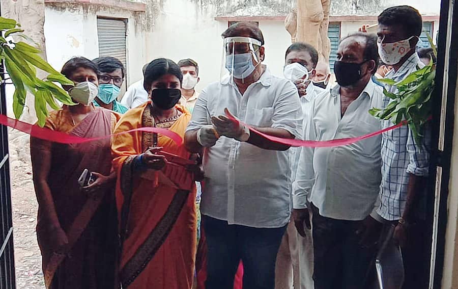 ಶ್ರೀರಂಗಪಟ್ಟಣ ತಾಲ್ಲೂಕು ಅರಕೆರೆ ಗ್ರಾಮದಲ್ಲಿ ಶಾಸಕ ರವೀಂದ್ರ ಶ್ರೀಕಂಠಯ್ಯ ಶನಿವಾರ ಕೋವಿಡ್‌ ಕೇರ್‌ ಕೇಂದ್ರವನ್ನು ಉದ್ಘಾಟಿಸಿದರು