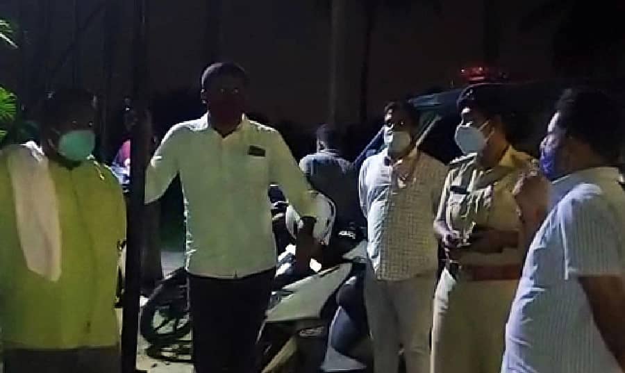 ಶ್ರೀರಂಗಪಟ್ಟಣ ಸಮೀಪ ಖಾಸಗಿ ರೆಸಾರ್ಟ್‌ನಲ್ಲಿ ಧಾರಾವಾಹಿ ಚಿತ್ರೀಕರಣ ನಡೆಯುತ್ತಿದೆ ಎಂಬ ಮಾಹಿತಿ ಹಿನ್ನೆಲೆಯಲ್ಲಿ ಶುಕ್ರವಾರ ರಾತ್ರಿ ನಗುವನಹಳ್ಳಿ ಗ್ರಾ.ಪಂ. ಪಿಡಿಒ, ಜನಪ್ರತಿನಿಧಿಗಳು ಹಾಗೂ ಪೊಲೀಸರು ಭೇಟಿ ನೀಡಿದ್ದರು