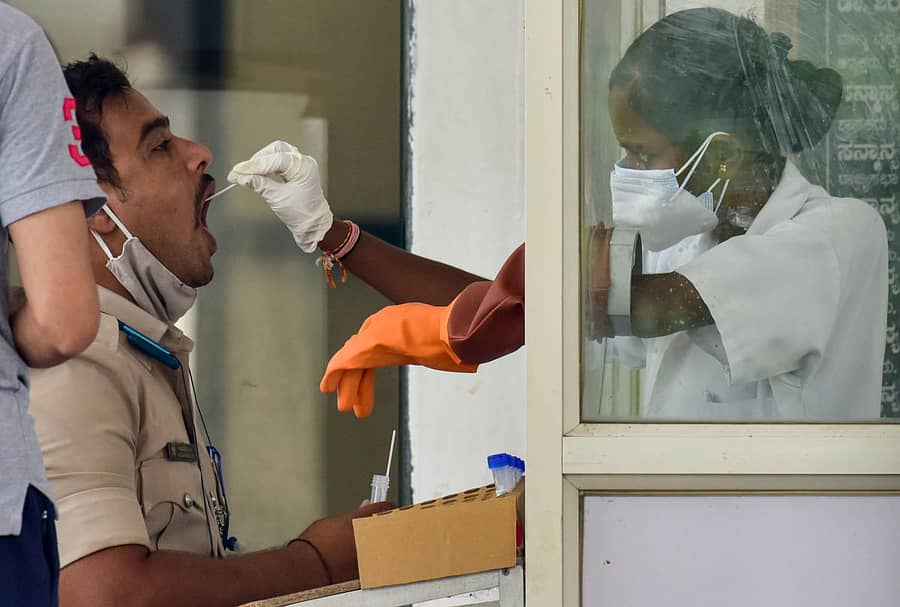 ಕಲಬುರ್ಗಿಯ ಜಿಲ್ಲಾಸ್ಪತ್ರೆ ಆವರಣದಲ್ಲಿರುವ ಟ್ರಾಮಾ ಕೇರ್ ಕೇಂದ್ರದಲ್ಲಿ ಶನಿವಾರ ಪೊಲೀಸ್ ಸಿಬ್ಬಂದಿ ಕೊರೊನಾ ಪರೀಕ್ಷೆಗಾಗಿ ತಮ್ಮ ಗಂಟಲು ದ್ರವದ ಮಾದರಿಯನ್ನು ನೀಡಿದರು